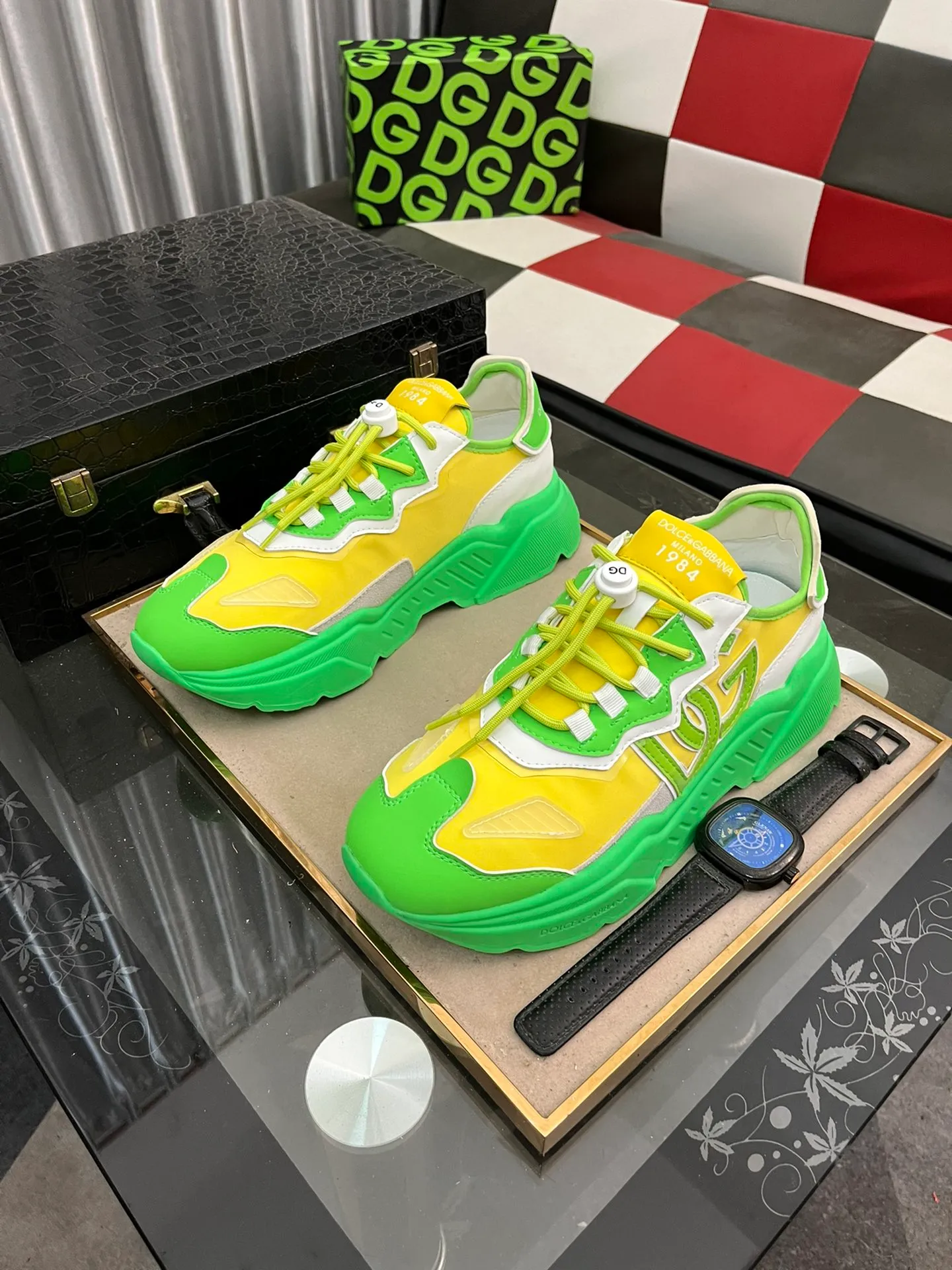 Men's shoes 💰480⌚⌚️DG's latest popular casual shoes 🔥🔥, the tongue has the brand's iconic details, and the combination of silk cowhide and cow suede enhances the style. Fashionable and versatile, it can complement any look. Create an exquisite design with unique dynamic vitality and modern atmosphere, showing modern elegance. Size: 35-463⃣️colors available